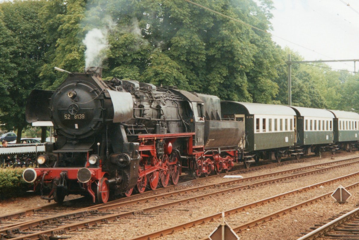Scanbild von 52 8139 mit BB�-Zweiachser in Dieren am 5 September 2000.