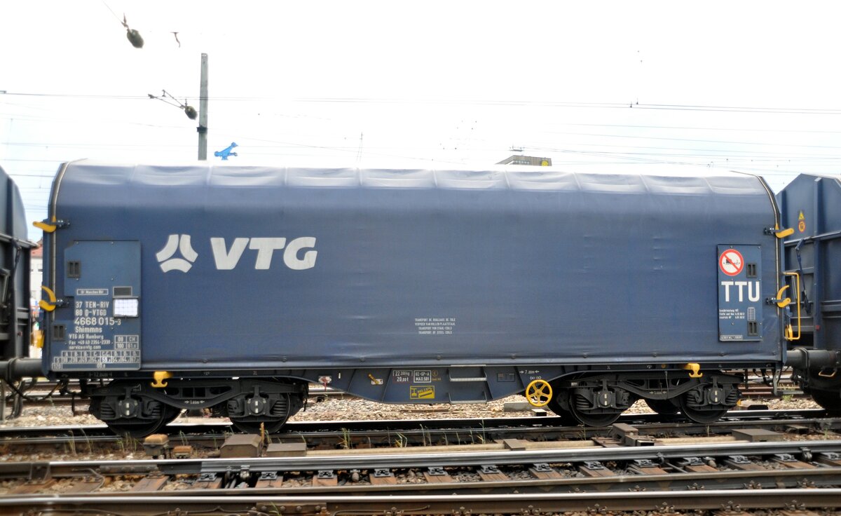 Schiebeplanewagen der VTG der DB 37 TEN-RIV 80 D-VTGD 4668 0-15-3 Shlmmns in Ulm am 31.05.2011.