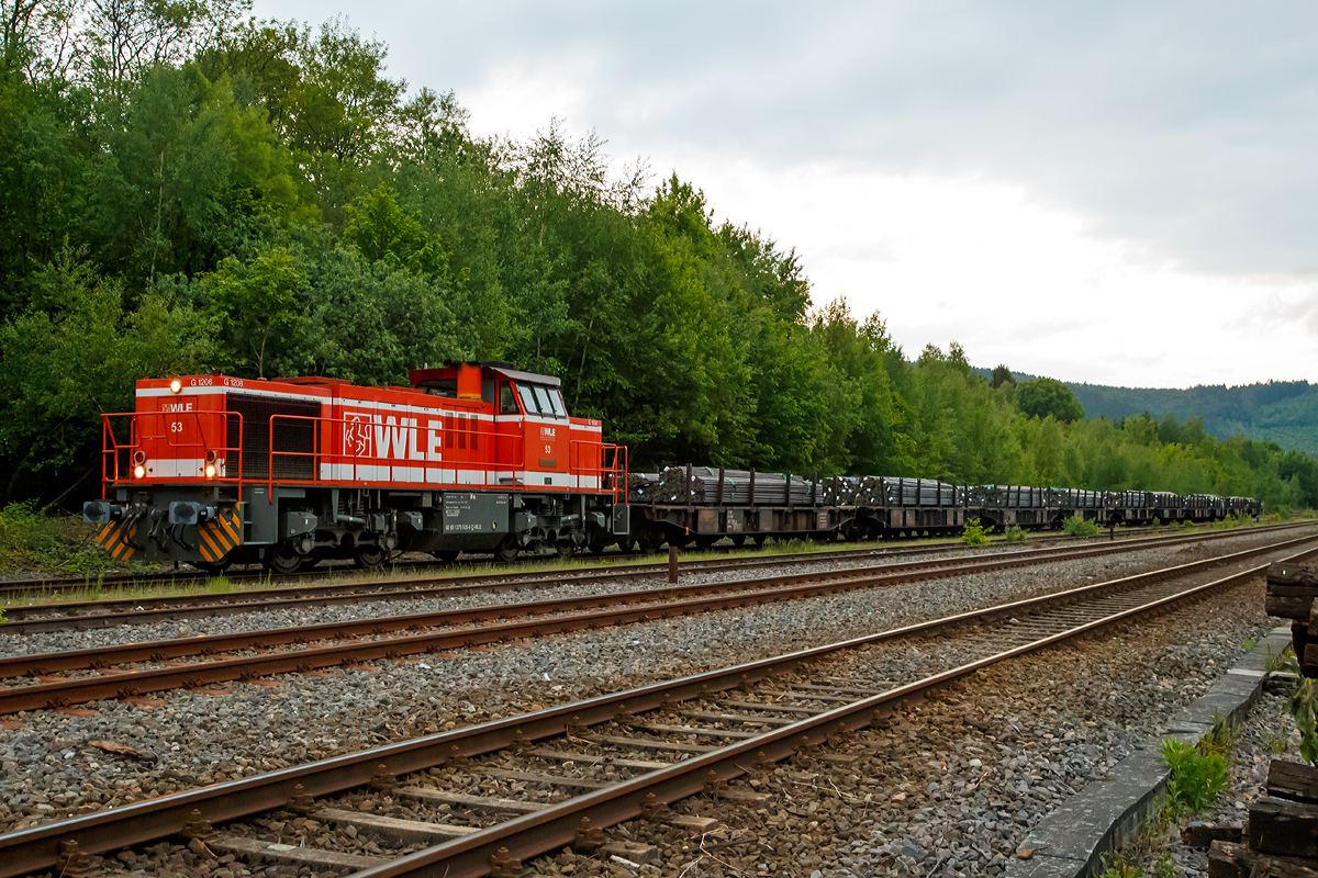 
Schnell noch vor der Arbeit ein Bahnbild.....
Am 26.05.2015 morgens um 5:37 Uhr hat die WLE 53  Kreis Soest  (275 505-6) der Westfälische Landes-Eisenbahn GmbH (Lippstadt) im Bahnhof Herdorf noch Hp 0, das Stellwerk ist nach nicht besetzt.
 
Am Haken hat die G 1206 mit Luppen (Rohrrohlinge) beladene Schwerlastwagen, und ist auf dem Weg nach Burbach-Holzhausen zu der Salzgitter Mannesmann Precision GmbH. Dort werden aus den Luppen nahtlosen kaltgezogenen Präzisionsstahlrohre oder Profilstahlrohre.

Die Lok, eine Vossloh G 1206 (ehem. MaK), wurde 2008 unter der Fabriknummer 5001639 gebaut, sie hat die NVR-Nummer 92 80 1275 505-6 D-WLE und EBA-Nummer EBA 08D08M 005.
