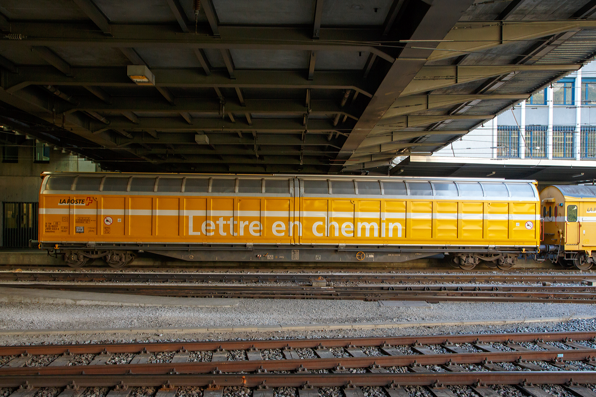 Schweizer Post – Vierachsiger Drehgestell-Gro�raum-Schiebewandwagen 33 85 2891 033-8 CH-WASCO der Gattung Habbiillnss, Privatwagen der Firma Wascosa, vermietet an die Schweizerische Post AG, am 01.11.2019 abgestellt im Bahnhof Chur.

Die Vermietung von Spezialg�terwagen ist das Gesch�ftsmodell des Schweizer Familienunternehmens WASCOSA. Zu dem �ber 7.000 Exemplare umfassenden Fuhrpark geh�ren auch die innovativen Schiebewandwagen der Bauart Habbiillnss f�r den Transport von witterungsempfindlichen, gro�volumigen und palettierten Ladeg�tern. Mit einer Ladefl�che von 62,4 m�, einer maximalen Zuladung von 63,5 t, zwei oder mehr verschieb- und verriegelbaren Trennw�nden sowie einer H�chstgeschwindigkeit von 120 km/h setzen sie in puncto Funktionalit�t und Logistik neue Standards.

TECHNISCHE DATEN:
Spurweite: 1.435 mm
Anzahl der Achsen: 4 (in zwei Drehgestellen)
L�nge �ber Puffer: 23.260 mm
Drehzapfenabstand: 17.720 mm
Achsabstand im Drehgestell: 1.800 mm
Ladefl�che: 62.4 m�
Ladefl�chenl�nge: 22.000 mm, mit 2 Trennw�nden
Ladefl�chenbreite: 2.840 mm 
H�he der Ladefl�che �ber S.O.: 1.200 mm 
Stellpl�tze Euro-Paletten: 63 (mit 2 Trennw�nden)
Eigengewicht: ca. 26.580 kg
H�chstgeschwindigkeit: 100 km/h bei max. 63,5 t, 120 km/h bei max. 53,5 t
Bremse: KE-GP-A (K)
Kleinster befahrbarer Kurvenradius: 60 m
Intern. Verwendungsf�higkeit:  TEN
