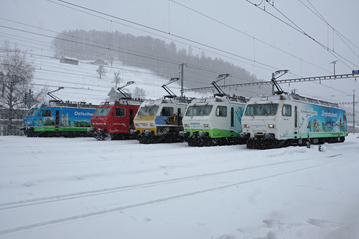 Schweizerische Südostbahn/SOB.
Re 456 Lokomotiven adieu!
Bei sehr starken Schneefällen und grosser Kälte verabschiedete sie die SOB mit verschiedenen Aufstellungen sowie einer Abschiedsfahrt Herisau-Degersheim von den Re 456 091 - Re 456 096. Diese sehr schönen und robusten Lokomotiven wurden in den Jahren 1987 bis 1988 in Betrieb genommen für die Führung vom Voralpen Express. Zwei Re 456 werden von der Oensingen-Balsthal-Bahn/OeBB übernommen wo sie im Güterverkehr eingesetzt werden. Zwei Re 456 ergänzen den Fuhrpark der Sihltal-Zürich-Uetliberg-Bahn/SZU. Unbekannt ist die Zukunft der restlichen Lokomotiven. Die sämtlichen bereits historischen Abschiedsaufnahmen sind am 27. Januar 2021 in Herisau entstanden.
Foto: Walter Ruetsch