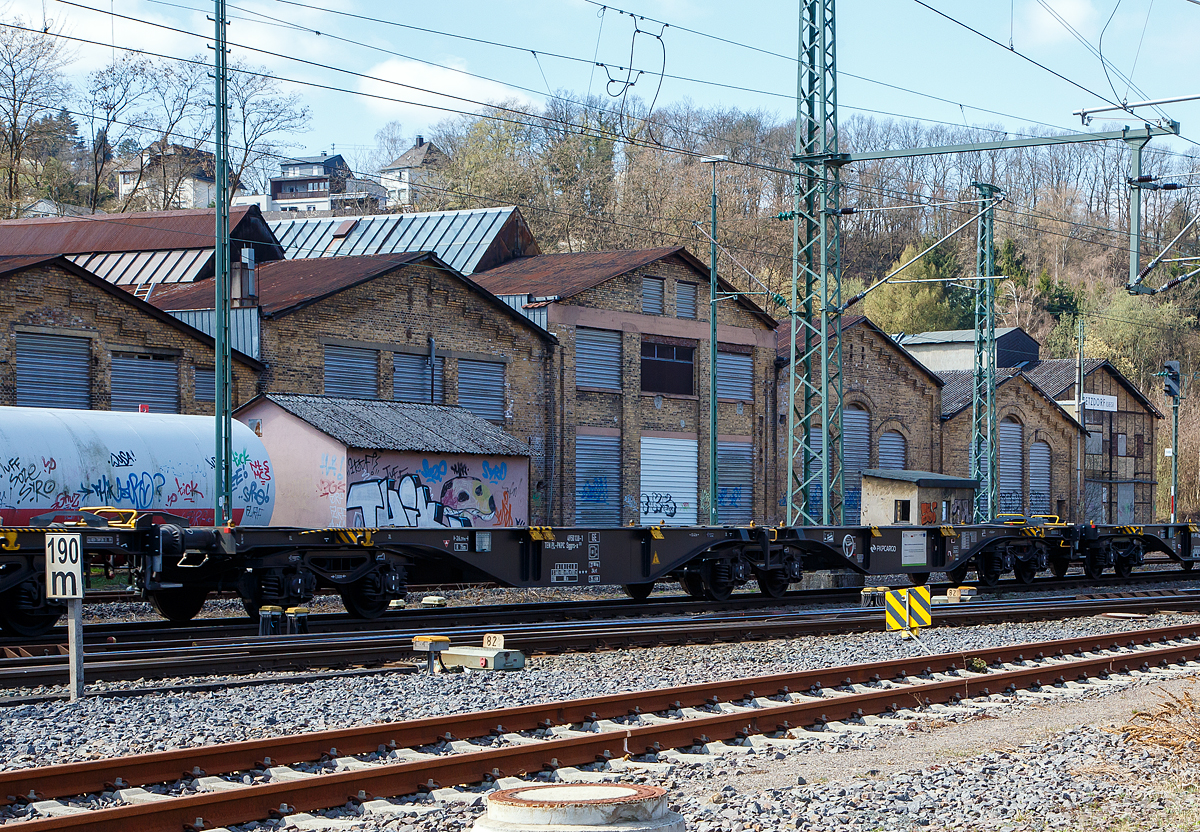 Sechsachsiger Drehgestell-Gelenk-Containertragwageneinheit 80´, 31 51 4950 138-1 PL-PKPC der Gattung Sggrs-x 213 (Sggrs 80´), der PKP Cargo S.A. (Warschau), am 02.04.2021 im Zugverband bei der Durchfahrt in Betzdorf (Sieg) in Richtung Siegen.

Durch die Ladelänge von 80 Fuß eignet sich dieser 6-achsige Gelenkwagen optimal für den Transport von großvolumigen 10´, 20´, 30´und 40´ Maritime-Containern. Mit seinem hohen Ladegewicht von über 107 t und seiner Ladelänge garantiert der Wagen das ideale Verhältnis zwischen Ladelänge und Gewicht. Die modernen Gelenkwagen haben drei zweiachsige Drehgestelle der BA Y25 Ls(s)e-K mit K-Sohlen (COSID 810). Der Wagen besteht aus zwei Wagenhälften (Wagenuntergestellen) in Schweißkonstruktion mit Außenlängsträgern, welche in der Wagenmitte mittels Gelenkadapter verbunden sind. Zur Beladung mit Container ist jede Wageneinheit mit gesamt 8 klappbaren und 4 festen Befestigungsdornen ausgerüstet. 

TECHNISCHE DATEN:
Hersteller: Tatravagónka a.s. Poprad (Slowakei)
Spurweite: 1.435 mm
Länge über Puffer: 26.390 mm
Drehzapfenabstand: 2 x 10.425 mm
Achsabstand in den Drehgestellen: 1.800 mm
Drehgestelle: 3 x Y25 Ls(s)e-K
Laufraddurchmesser: 920 mm (neu)
Ladelänge: 2 x 12.220 mm
Höhe der Ladeebene über S.O.: 1.155 mm
Eigengewicht: 27.100 kg
Max. Zuladung bei Lastgrenze S: 107,9 t (ab Streckenklasse D)
Max. Geschwindigkeit: 100 km/h (beladen) / 120 km/h (leer)
Kleinster befahrbarer Gleisbogen: R 75 m 
Bremse: 2 x KE-GP-A 
Bremssohle: Cosid 810
Feststellbremse: Ja
Verwendungsfähigkeit: TEN GE
