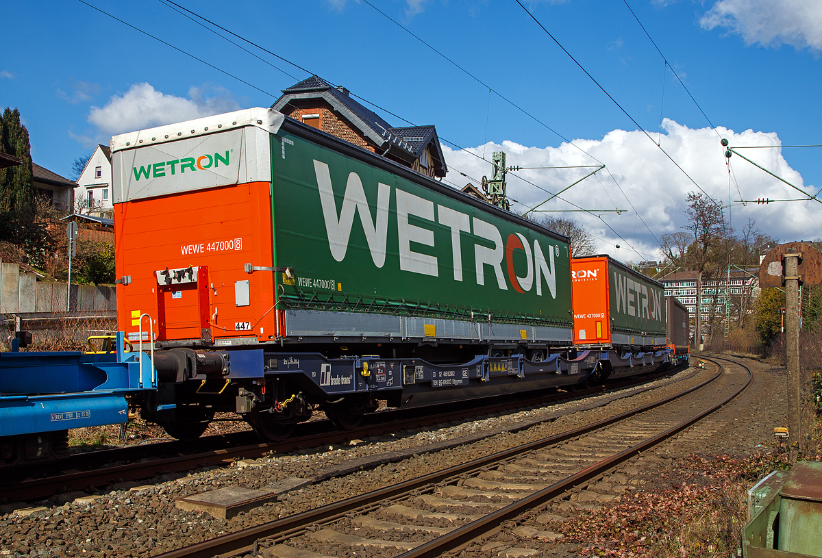 Sechsachsiger Gelenk-Taschenwagen (Doppeltaschenwagen Typ T3000e in Gelenkbauart) der Gattung Sdggmrss (33 52 4956 280-2 BG-WASCO) der Trade Trans Group (eingestellt durch die WASCOSA AG in Bulgarien) am 19.03.2021 im Zugverband bei der Durchfahrt in Kirchen an der Sieg.

Diese G�terwagen sind zum Transport von kranmanipulierbaren Sattelaufliegern und genormten Wechselbeh�ltern / Containern an allen europ�ischen Eisenbahnstrecken mit Normalspurweite bestimmt, auch bekannt als intermodaler Verkehr.

Die Trade Trans Group hat 100 neue dieser Doppeltaschenwagen vom Typ Sdggmrss von der bulgarischen Firma Kolowag Eood hergestellen lassen und befinden sind im Besitz der Trade Trans Invest, a.s. Bratislava.der Kunden im europ�ischen Raum bestimmt.

Technische Daten:
Spurweite: 1.435 mm
L�nge �ber Puffer: 34.200 mm
Drehzapfenabstand: 2 x 14.200 mm
Achsabstand im Drehgestellen: 1.800 mm
Laufraddurchmesser: 920 mm (neu) / 860 mm (abgenutzt)
Drehgestelle: 1x Y25Ls(s)i1f und 2 x Y25Lssi1-K
Eigengewicht: 35.700 kg 
Max. Zuladung bei Lastgrenze S: 99 t (ab Streckenklasse D)
Max. Zuladung bei Lastgrenze SS: 84 t (ab Streckenklasse C)
Max. Geschwindigkeit: 100 km/h (Lastgrenze SS und leer 120 km/h)
Kleinster befahrbarer Gleisbogen: R 75 m
Max. Radsatzlast S/SS:  22,5 t / 20 t
Ladel�nge: 2 x 16.100 mm
H�he der Ladeebene (bei Container) �ber S.O.: 1.155 mm
Intern. Verwendungsf�higkeit: TEN GE
