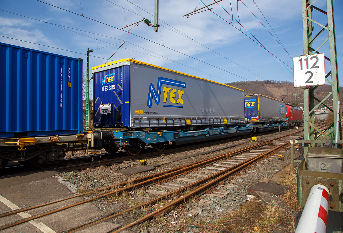 Sechsachsiger Gelenk-Taschenwagen (Doppeltaschenwagen Typ T3000e in Gelenkbauart) der Gattung Sdggmrss, 37 80 4956 441-2 D-VTGCH, der VTG Schweiz GmbH (ex NACCO), am 16.03.2022 bei einer Zugdurchfahrt im Zugverband in Niederschelden. 

Der Wagen wurde von Tatravagónka a.s. in Poprad (Slowakei) gebaut, die Entwicklung und wohl auch Lizenzgeber ist die Ferriere Cattaneo SA in Giubiasco (Schweiz). Die Fabrikschilder kann man links am Wagenende erkennen.

Diese Güterwagen sind zum Transport von kranmanipulierbaren Sattelaufliegern und genormten Wechselbehältern / Containern an allen europäischen Eisenbahnstrecken mit Normalspurweite bestimmt, auch bekannt als intermodaler Verkehr.

Technische Daten:
Spurweite: 1.435 mm
Länge über Puffer:34.200 mm
Drehzapfenabstand: 2 x 14.200 mm
Radsatzstand in den Drehgestellen: 1.800 mm
Eigengewicht: 34.300 kg
Max. Zuladung bei Lastgrenze S: 100,0 t (ab Streckenklasse D)
Max. Zuladung bei Lastgrenze SS: 85,0 t (ab Streckenklasse C)
Max. Geschwindigkeit: 100 km/h (Lastgrenze SS und leer 120 km/h)
Ladelänge: 2 x 16.100 mm
Ladehöhe (für Container): 1.155 m
Nutzbare Länge des Raums zwischen den Schutzträger: 10.490 mm
Raumbreite zwischen Längsträgern: min. 2.700 mm
Kleinster befahrbarer Gleisbogen: R = 75 m
Drehgestelle: 1x Y25Ls(s)i1f und 2 x Y25Lssi1-K
Bremse: 2 x DK-GP-A (K), max. 108 t
Bremssohle: Jurid 816 M
Handbremse: Ja, auf das mittlere Drehgestell
Intern. Verwendungsfähigkeit: TEN - GE
