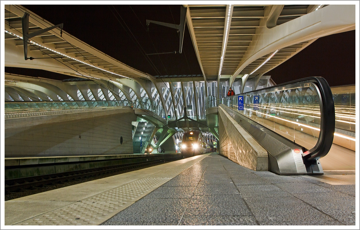 Sehr monomental ist der Bahnhof Liège Guillemins (Lüttich) da wirkt sogar Thalys PBKA sehr klein.

Ein Thalys PBKA ist in den Bahnhof Liège Guillemins am 23.11.2013 (18:11 Uhr) eingefahren, er kommt von Paris-Nord und steht zur Weiterfahrt nach Köln bereit.
