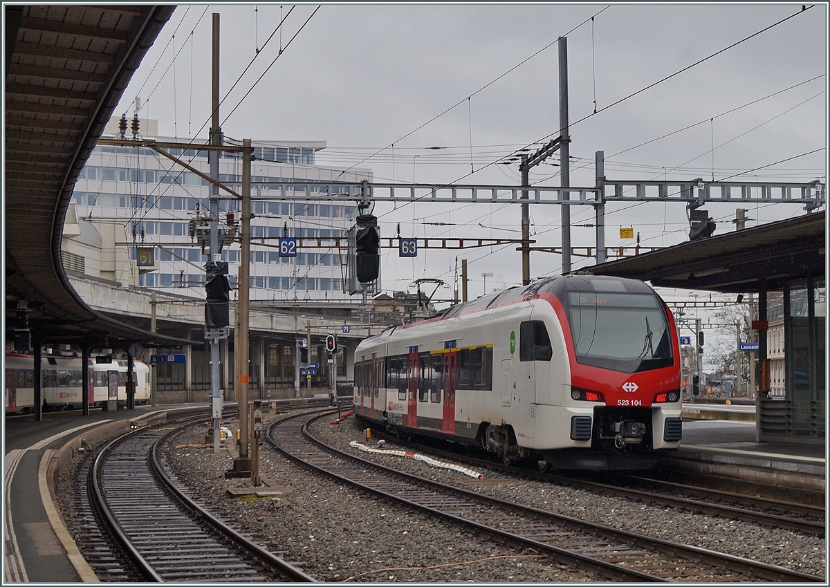 Seit Fahrplanwechsel enden die RER Taktzüge nicht mehr in Villeneuve, sondern fahren bis Aigle, teilweise sogar bis Bex oder St-Maurice. Das Bild zeigt die in Lausanne ausfahrende S5 nach Aigle, bestehend aus dem (nicht zu sehenden) RABe 523 103 (UIC 94 85 4 523 103-7 CH-SBB) und dem am Schluss eingereihten RABe 523 104 (UIC 9485 4 523 104-1 CH-SBB) bei der Ausfahrt.

10. Februar 2021 