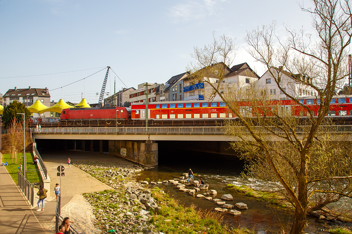 
Seit März 2018  haben die 146er auf der Siegstrecke Einzug gehalten.....
Die 146 005-4 (91 80 6146 005-4 D-DB) der DB Regio NRW verlässt am 08.04.2018, mit dem RE 9 (rsx - Rhein-Sieg-Express) Aachen - Köln - Siegen, den Bahnhof Betzdorf/Sieg in Richtung Siegen. 

Die TRAXX P160 AC1 wurde 2001 von ABB Daimler-Benz Transportation GmbH in Kassel unter der Fabriknummer 33812 gebaut.