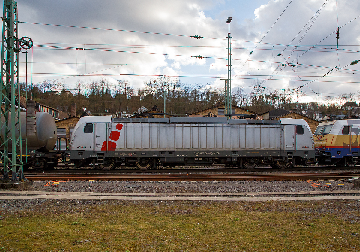 Seitenportrait ...
Die an die RheinCargo  vermietete AKIEM 187 504-6 (91 80 6187 504-6 D-AKIEM) wird am 27.03.2021 von der RheinCargo 185 589-9, durch Betzdorf (Sieg) in Richtung K�ln mit geschleppt, die auch einen mit Dieselkraftstoff bzw. leichtes Heiz�l (laut Gefahrstofftafel 30/1202) beladebenen Kesselwagenzug zog.

Die Bombardier TRAXX F140 AC3 wurde 2017 von der Bombardier Transportation GmbH in Kassel unter der Fabriknummer  35430 gebaut und an die Akiem SAS geliefert. Seit 2020 ist die RheinCargo GmbH & Co. KG in Neuss der Mieter.