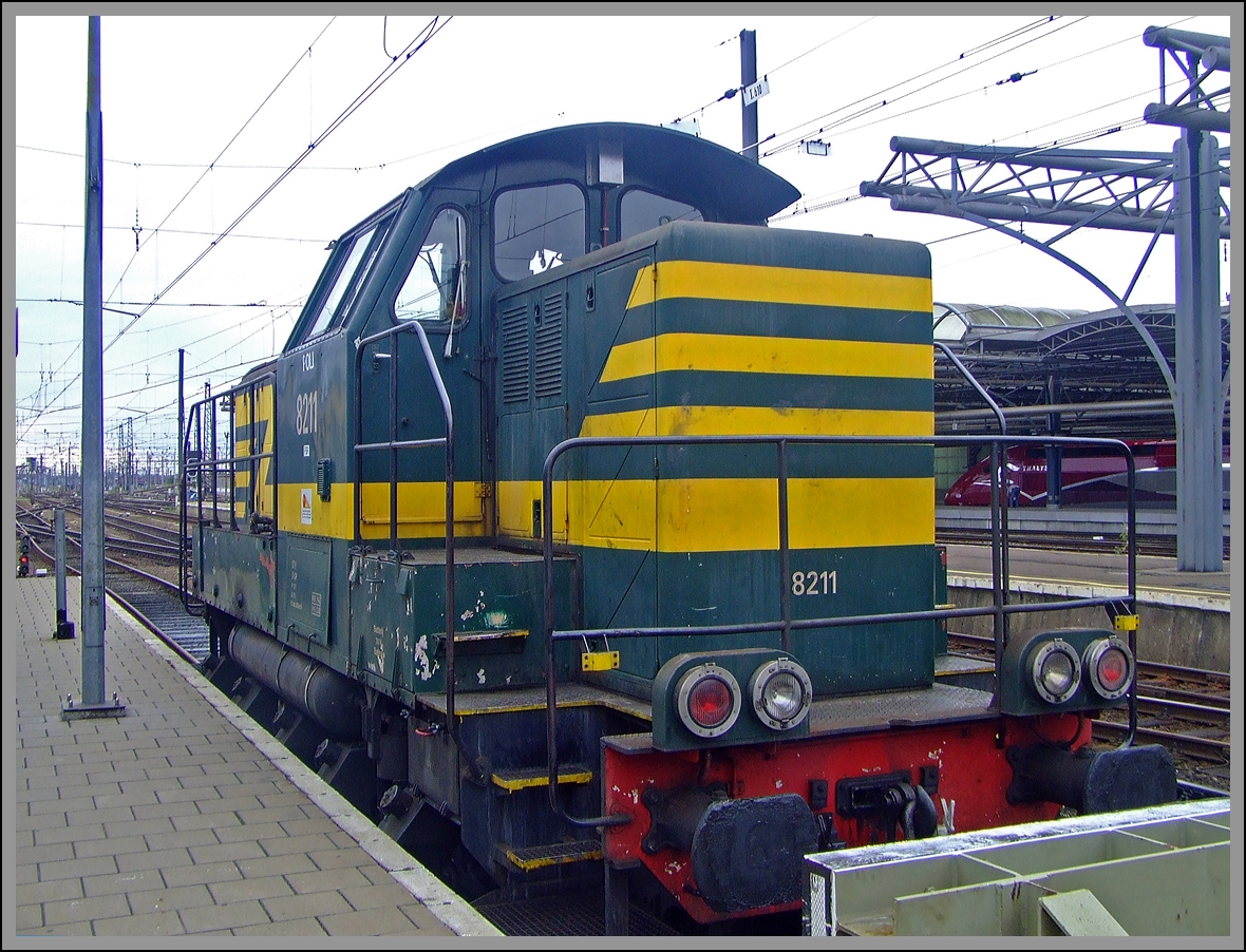 SNCB/NMBS HLD 8211 (ex 262.011)abgestellt am 02.08.2009 im Bahnhof Bruxelles-Midi.

Die Lok ist Baujahr 1966 

Technische Daten:
Gebaute St�ckzahl: 75
Baujahre: 1965-1974
Spurweite: 1.435 mm 
Achsfolge: C
H�chstgeschwindigkeit: 60 km/h
L�nge �ber Puffer: 11.170 mm
Dienstgewicht: 59 t