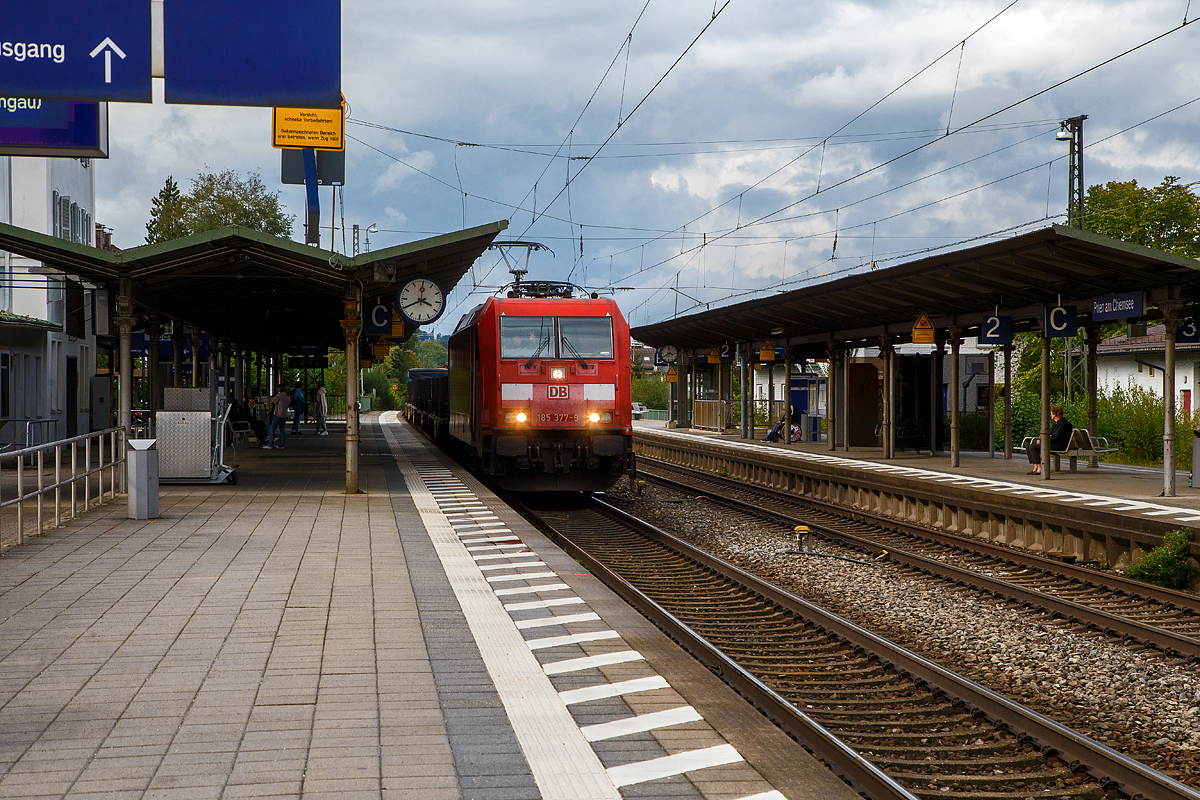 So macht die Bahnfotografie noch mehr spa�...
Der Fotograf wurde bereits von weitem am Bahnsteig gesehen und vom Lokf�hrer mit Fernlicht und Handzeichen begr��t.... 

Die 185 377-9 (91 80 6185 377-9 D-DB) der DB Cargo AG f�hrt am 11.09.2022 mit einem gemischtem G�terzug durch den Bahnhof Prien am Chiemsee in Richtung Freilassing bzw. Salzburg. Nochmals einen lieben Gru� an den netten Lokf�hrer zur�ck. Bewusst bezeichne ich ihn nicht als Tf, den es sind Lokf�hrer.

Die TRAXX F140 AC2 (BR 185.2) wurde 2009 bei Bombardier in Kassel unter der Fabriknummer 34657 gebaut. Sie hat die komplette NVR-Nummer 91 80 6185 377-9 D-DB und die EBA-Nummer EBA 03J15A 160.