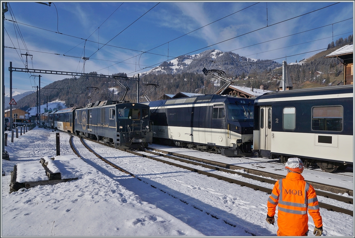 So war es eigentlich nicht gedacht; ich wollte auslösen wenn sich die beiden Lok zeigen, doch der MOB Mitarbeiter verwirrte mich, so dass ich zu spät abdrücket (was natürlich nicht dem MOB Mitarbeiter anzulassen ist). Dafür zeit sich die GDE 4/4 6002  mit einem ihrer letzten planmässigen Leistung im GoldenPass Panoramique Verkehr in recht gutem Licht. 

3. Dez. 2020