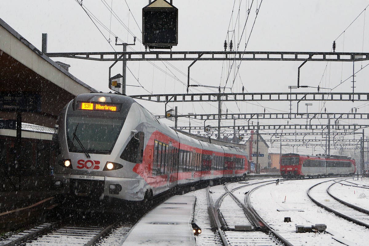 SOB: Der SOB FLIRT 526 057-5 der S 31 und ein etwas älter NPZ analog SBB RBDe 560 DOMINO/KOLIBRI warten am 17. Januar 2015 bei winterlichem Wetter in Arth.Goldau auf den nächsten Einsatz.
Foto: Walter Ruetsch