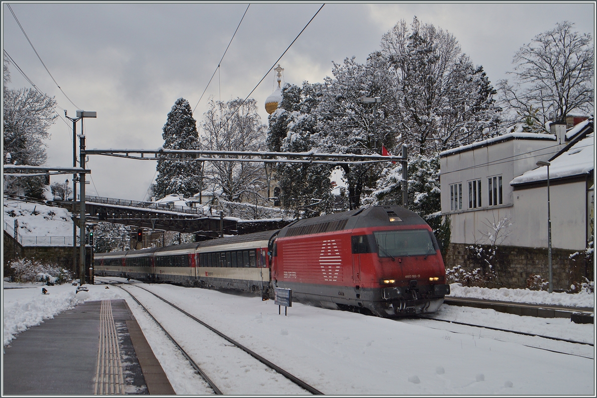 Sogar in Vevey liegt Schnee! Die SBB Re 460 115-9 erreicht mit ihrem IR 1818 den verschneiten Bahnhof.
2. Feb. 2015