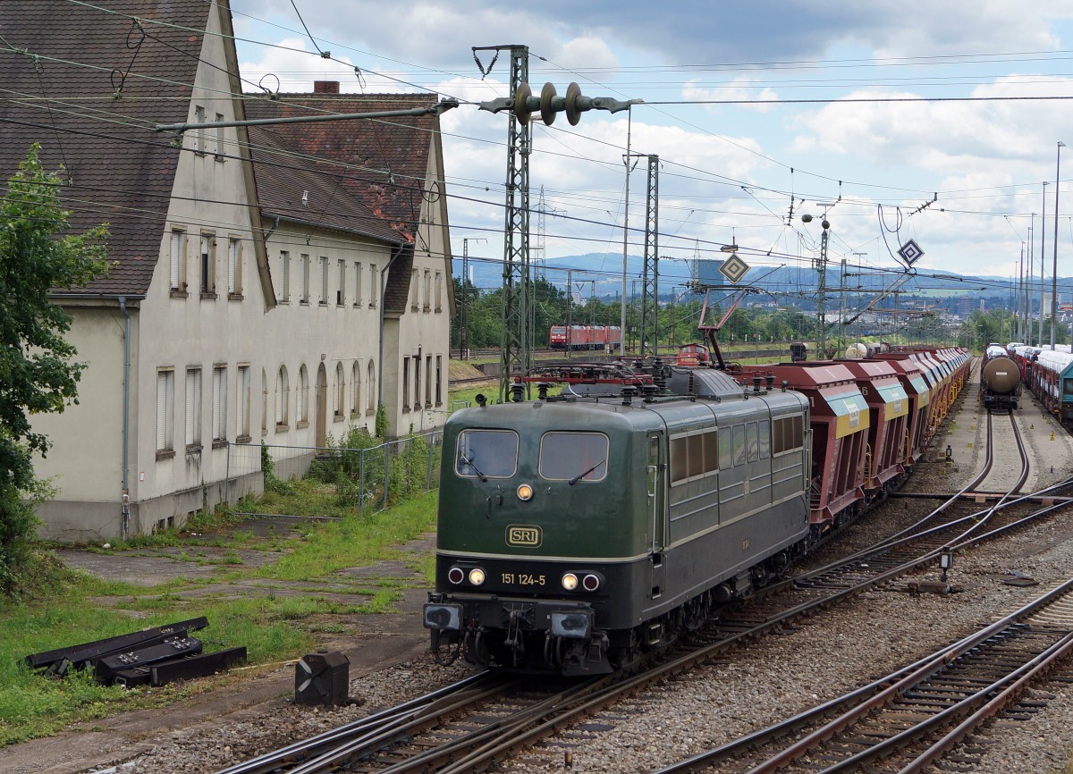 SRI: Die 151 124-5 ehemals DB beim Verlassen des Rangierbahnhofs Weil am Rhein am 23. Juni 2015 mit WEIACHER-Kieswagen. 
Foto: Walter Ruetsch