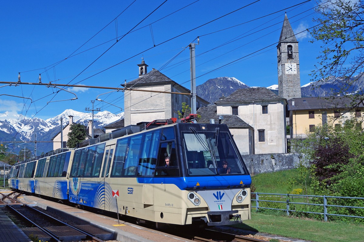 SSIF/FART: Be 4/4 Pp-82 mit dem  D 47 P bei der Durchfahrt in Trontano am 2. Mai 2015. Wegen zu vielen Fahrgästen folgte in einem Zeitabstand von 5 Minuten ein Entlastungszug.
Foto: Walter Ruetsch