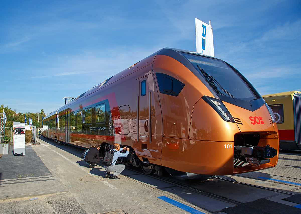 Stadler pr�sentierte auf der InnoTrans 2018 (hier 18.09.2018) in Berlin den neuen f�r die SOB (S�dostbahn) bestimmten 8-teiligen elektrischen Stadler FLIRT 3 – Traverso (94 85 7 526 101-1 CH-SOB / 201-9).

Die Traverso FLIRT 3 Triebz�ge sind f�r den Voralpen-Express und f�r den Treno Gottardo (Fernverkehr auf der Gotthard-Bergstrecke) vorgesehen, ab Dezember 2021 folg dann noch die Aare Linth (Bern–Z�rich–Chur).

Die Schweizerische S�dostbahn (SOB) hat bei Stadler 34 dieser neuen 8-teilige bzw. 4-teilige Triebz�ge bestellt. F�r den Intercityverkehr wurde der Traverso mit dem Intercity Frontdesign versehen. Die neuen Traverso weisen FLIRT-typische positive Merkmale auf: Stufenlose Eing�nge, eine gro�z�gige, �bersichtliche Innenraumgestaltung, gro�e Mehrzweckfl�chen in den Eingangsbereichen und Wagenkasten in Aluminium-Leichtbauweise, was zu deutlich tieferem Energieverbrauch und somit auch wesentlich tieferen Energiekosten f�hrt. Besonderes Augenmerk wurde auf die innovative Fahrwerkstechnik gelegt, die f�r verschlei�armen Betrieb auf dem kurvenreichen Streckennetz der SOB sorgt. Die Formgebung der Deckenelemente f�hren im Zusammenspiel mit dem Beleuchtungskonzept zu einer au�ergew�hnlich hochwertigen Erscheinung des Interieurs.

Die Bed�rfnisse der unterschiedlichen Benutzergruppen Pendler, Touristen und Wochenendausfl�gler, wurden bei der Entwicklung ber�cksichtigt: Pendler finden Raum, wo sie in Ruhe arbeiten k�nnen. Touristen und Wochenendausfl�gler genie�en die fantastische Aussicht aus den Panoramafenstern, k�nnen Skier und Fahrr�der deponieren und sich in den zwei Cateringzonen verpflegen. F�r Familien steht ein eigener Familienbereich zur Verf�gung.

Die Traverso FLIRT 3 besitzen automatische Kupplungen  und verf�gen �ber eine Vielfachsteuerung mit 3 Z�gen. Sie haben luftgefederte Trieb- und Laufdrehgestelle. Die Triebz�ge haben einen passagierfreundlichen Innenraum mit individueller Gestaltungsm�glichkeit und voll Durchg�ngigkeit des Passagierraums. Sie besitzen 8 Einstiegst�ren bei den 8-teiligen Fahrzeugen bzw. 4 Einstiegt�ren beim 4-teiligen Zug pro Seite f�r schnellen Fahrgastwechsel.

TECHNISCHE DATEN der 8-Teiler, (in Klammern der 4-Teiler):
Spurweite:  1.435 mm (Normalspur)
Achsanordnung: Bo'2'2'2Bo' + Bo'2'2'2 Bo'   /   (Bo'2'2'2 Bo')
L�nge �ber Kupplung: 150.200 mm   /   (77.100 mm)
Fahrzeugbreite: 2.820 mm 
Fahrzeugh�he: 4.120 mm 
Achsabstand im Drehgestell: 2.700 mm 
Triebraddurchmesser, neu:  870 mm 
Laufraddurchmesser, neu: 760 mm 
Fu�bodenh�he Niederflur am Einstieg: 600 mm 
Fu�bodenh�he Hochflur: 1.145 mm 
Einstiegbreite: 1.300 mm
Dauerleistung am Rad: 4.000 kW   /   (2.000 kW)
Max Leistung am Rad: 5.200 kW   /   (2.600 kW)
Anfahrzugskraft bis 47km/h: 400 kN   /   (200 kN)
Anfahrbeschleunigung: 1,1 m/s� 
H�chstgeschwindigkeit:160 km/h
Sitzpl�tze: 359   /   (197)
Klappsitze: 21   /   (10)
Stehpl�tze bei 4 Pers./m�: 485   /   (225)
Speisespannung: 15 kV AC, 16.7 Hz