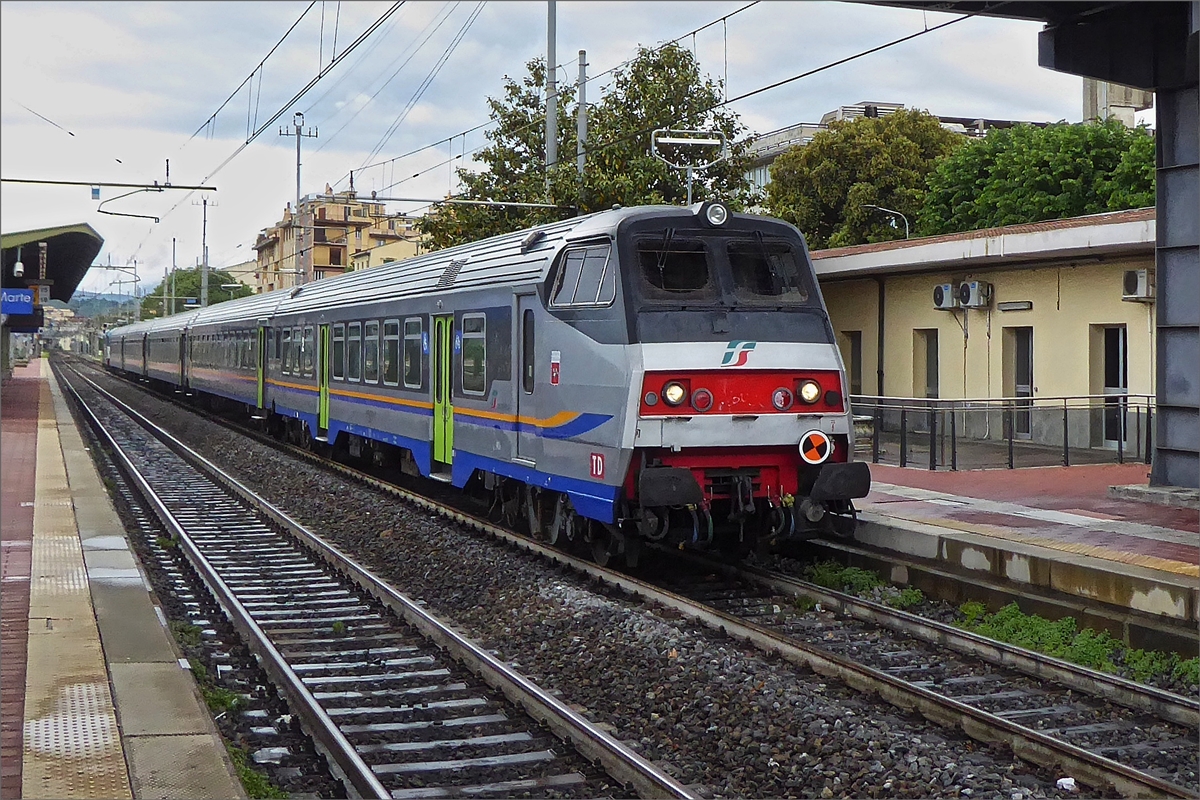 Steuerwagen in Grau und dazu ohne Graffiti, f�hrt in den Umsteigebahnhof Firenze Campo di Marte ein, nach einem kurzen Halt f�hrt er weiter in Richtung Firenze Santa Maria Novella. 18.05.2019 (Hans)