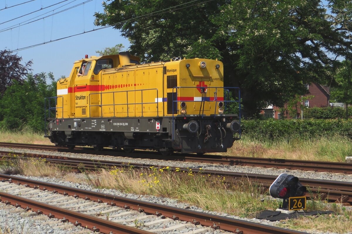 Strukton/OOC 303004 'MONIQUE' pr�ttelt am 9 Juni 2023 der Fotograf -den das Bild von hinter ein Heck machte- in Oss vorbei.
