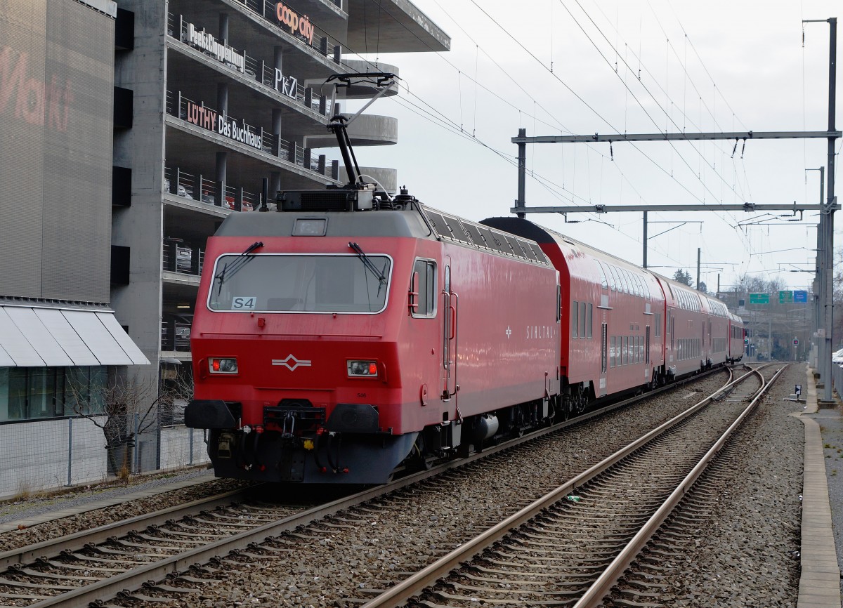 SZU: Ab Z�rich HB verkehren die Z�ge der SZU als S 4 nach Langnau Gattikon und Sihlwald sowie als S 10 auf den Uetliberg. Triebzug der S 4 nach Langnau Gattikon mit einer Re 456 und unpassendem Steuerwagen auf der Weiterfahrt in Z�rich Saalsporthalle am 23. Januar 2016.
Foto: Walter Ruetsch