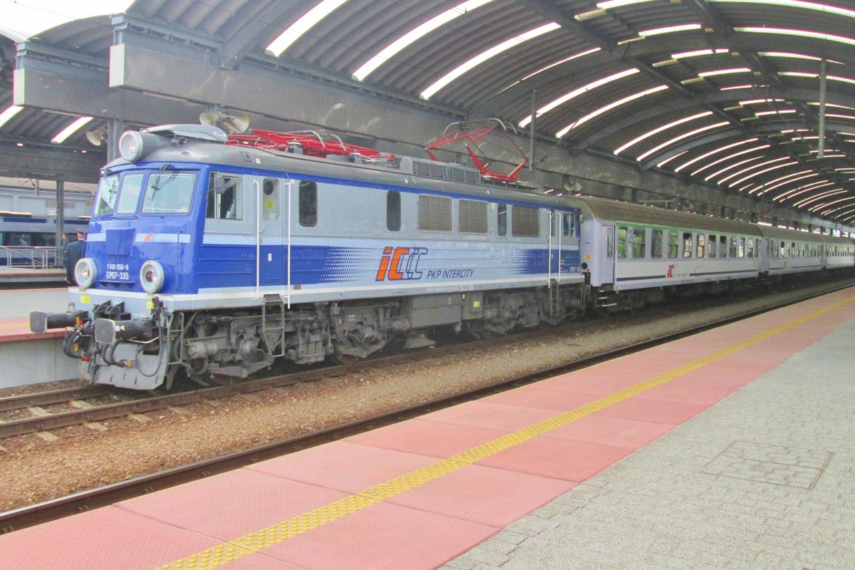 TLK mit EP07-335 steht am 3 Mai 2016 in Katowice. Wegen ein Missverstandnis verz�gerte die Abfahrt dieser TLK um 45 Minuten.