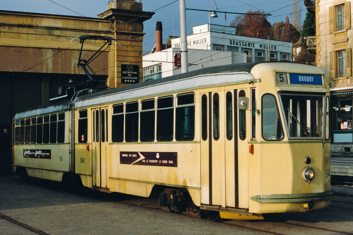 TN: Die vier Be 4/6 mit den ursprünglichen Betriebsnummern 1101 bis 1104 wurden 1966 von Genua gekauft nachdem dort der Strassenbahnbetrieb eingestellt wurde.
Erbaut wurden sie 1942 von Breda, TIBB. Diese Aufnahme entstand 1985 vor der Werkstätte Neuenburg.
Foto: Walter Ruetsch 