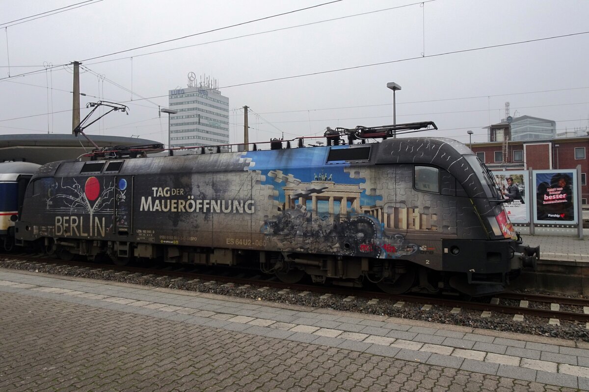 TRI U2-060/182 560 steht abfahrtbereit in Bochum Hbf am grauen, leicht nebligen 26. Januar 2022.