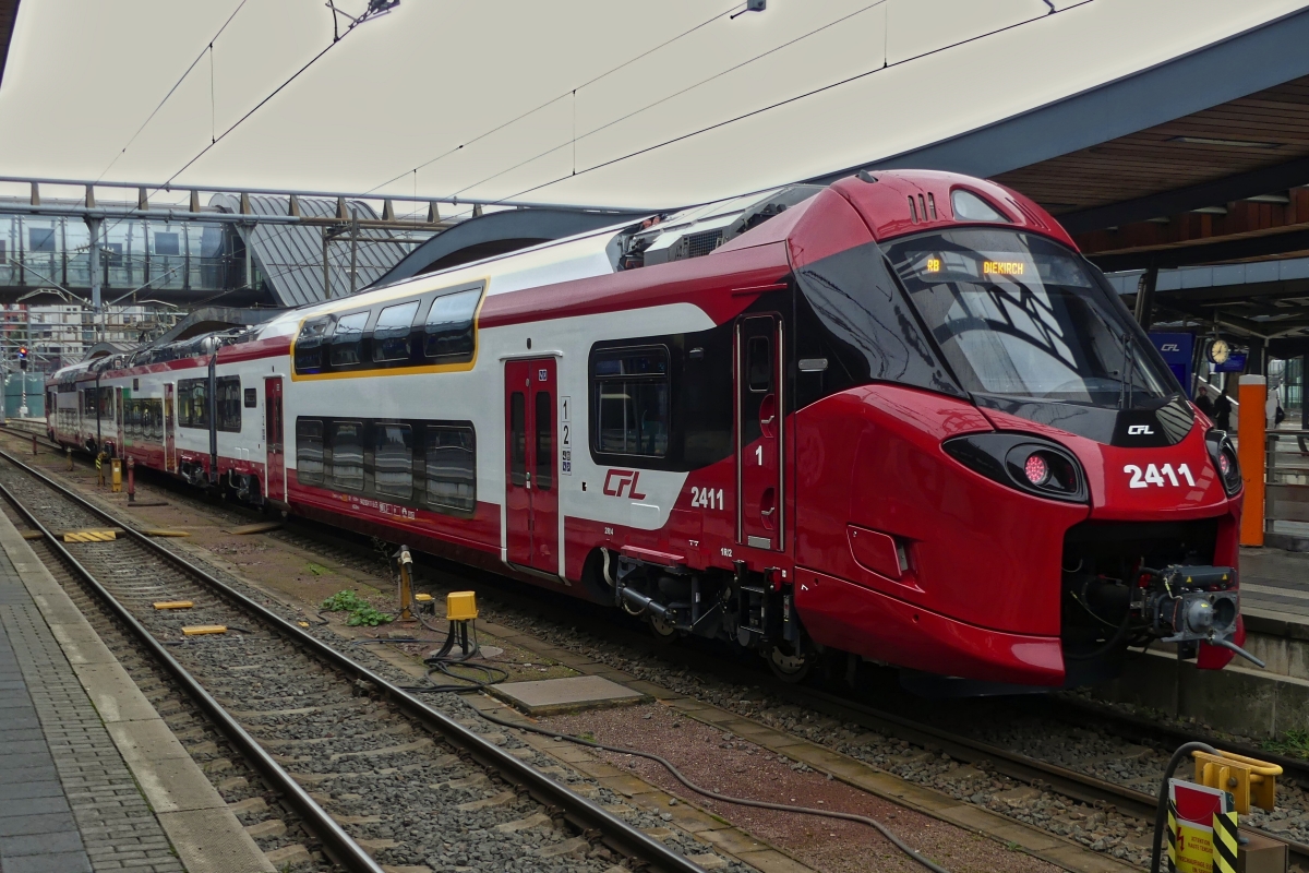 Triebzug 2411, Alstom Corodia Max, steht Abfahrtbereit im Bahnhof von Luxemburg, um die Strecke nach Diekirch zu bedienen. 15.10.2024
Seit dem 28.09. sind die ersten Triebzüge der BR 2400 im regulären Einsatz auf der Strecke Luxemburg – Diekirch.

