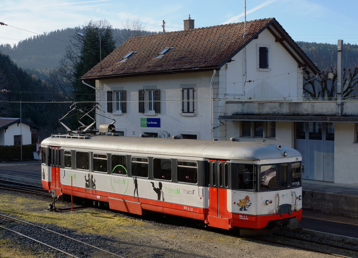 TRN/CMN: BDe 4/4 3 auf dem Endhalt Les Brenets im NEUENBURGER-JURA an der französischen Grenze am 22. Dezember 2015. 
Foto: Walter Ruetsch