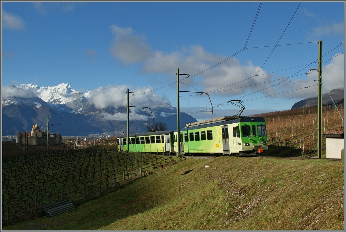 Trotz (Bergschatten) ist dies für mich ein ADS Klassiker: Das Schhloss von Aigle und ASD Zug; hier fährt der BDe 4/4 N° 403 mit dem nun auch TPC bunten Bt 434 als Regionalzug 433 von Les Diablerets nach Aigle.
5. Januar 2014