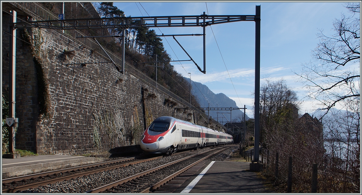 Trotz Umbau doch noch eine Château Chillon Bild, auch wenn dieses hinter den blätterlosen Bäumen und Sträuchern ziemlich verdeckt ist, im Gegensatz um SBB ETR 610, der als EC 39 Richtung Milano fährt. 
3. März 2015
