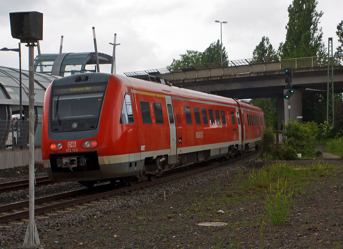 Tschüss und bis bald...... 
Nachdem wir mir unseren lieben Luxemburger Freunden zwei tolle Ausflüge mit dem Auto ins Lahntal unternommen hatten, müssten sie heute wieder die Heimreise antreten, hierfür wurde nun ihre Rückreise mit dem  Lahntalexpress  (RE 25) durchs Lahntal bis Koblenz gewählt. 

Der  RegioSwinger  Dieseltriebwagen mit Neigetechnik 612 622 / 612 122 der DB Regio fährt am 05.05.2013, als RE 25  Lahntalexpress  (Gießen - Wetzlar - Limburg/Lahn - Koblenz Hbf) vom  Bahnhof Wetzlar weiter in Richtung Koblenz. 

Wir hoffen die lieben Luxemburger hatten eine schöne Reise mit ihm.
