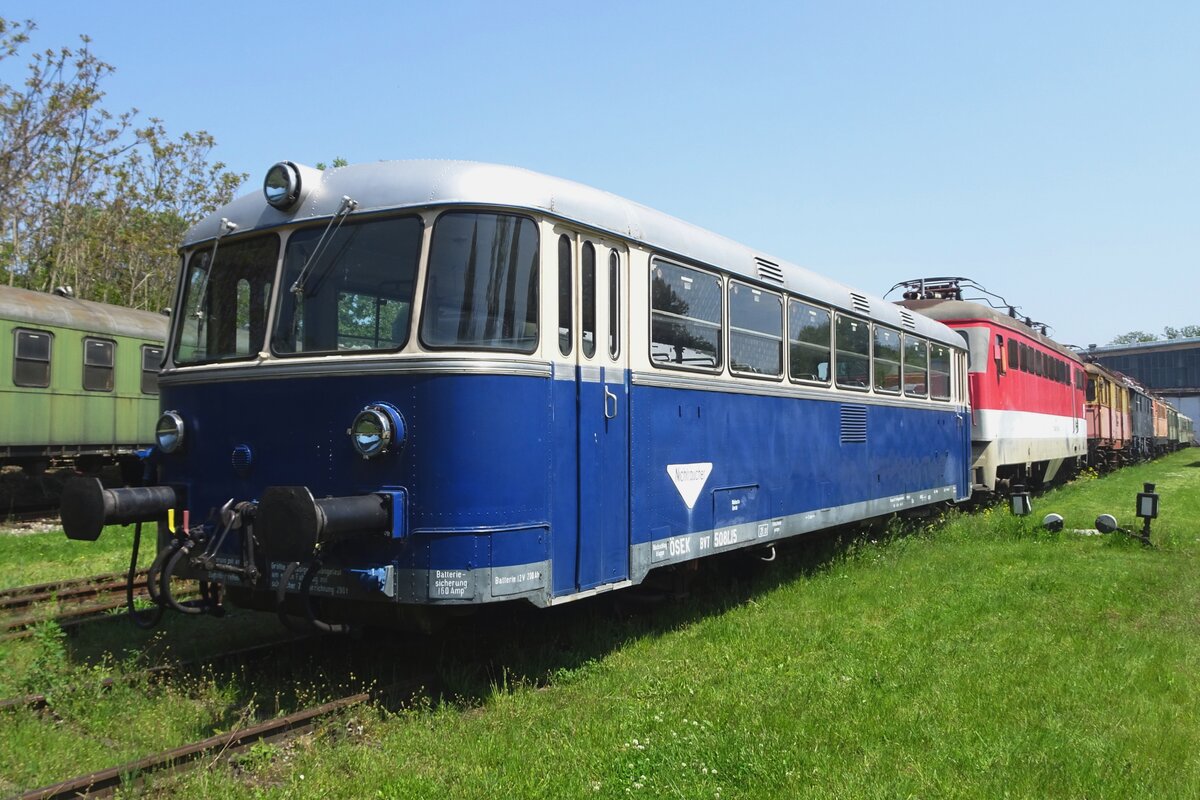Uerdinger schienenb�sse wurden in �sterreich in Lizenz gebaut und als Reihe 5081 in die �BB eingereiht. Heute schon langst ausgedient, sind einige Schienenb�sse bewahrt geblieben und eine davon ist 5081.15, der am 21 Mai 2023 ins Heizhaus Strasshof ein neues Asylum bekommen hat. 