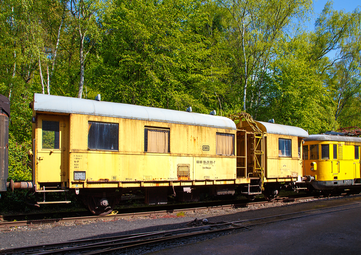 
Umrißwagen 746 (Umrißmesswagen Bauart 746)  ex Deutsche Bundesbahn 60 80 99-29 911-7, ex DB 6203 Essen, ex DB 2789, ex DRB 27897,  am 30.04.2017 im Eisenbahnmuseum Bochum-Dahlhausen.

Die Eisenbahn muß neben den täglichen „„normalen“ Transportaufgaben auch außergewöhnliche Sendungen mit Lademaßüberschreitungen befördern. Eine solche Überschreitung tritt ein, wenn ein Ladegut.in seiner Höhe und/oder Breite das Lichtraumproﬁl überschreitet. Damit sichergestellt wird, daß bei diesen Transporten feststehende Bauwerke wie z.B. Brücken, Stellwerke oder Signale passiert werden können, muß vor der Fahrt der Abstand vom Gleis zu diesen Hindernissen ausgemessen werden. Da derartige Transporte mit Lademaßüberschreitungen durchaus häufiger vorkommen, lohnt der Einsatz eines eigenen Umrißmesswagens für diesen Zweck. Dazu wurde ein ausgedienter Personenwagen (wie hier eine Donnerbüchse Bi29-1) so umgebaut, daß in dem Ausschnitt des ehemaligen Fahrgastraumes Meßgeräte angebracht wurden. Diese werden bei der Meßfahrt auf die entsprechende Lademaßüberschreitung der Sendung eingestellt und prüfen, ob die Vorbeifahrt an Hindernissen ohne Probleme möglich ist.

Neben dem Bereich für die Meßgeräte ist im Inneren ein Werkstattraum, ein Meßraum und ein Aufenthaltsraum mit Übernachtungsmöglichkeit eingerichtet. 

Für den hier ausgestellten Umrißmesswagen fand einPersonenwagen 2. Klasse der Bauart Bi-29 Verwendung, der von der Deutschen Reichbahn-Gesellschaft (DRG) ab 1929 in Dienst gestellt wurde. Bis Ende der 1960er. Jahre standen diese Fahrzeuge im Personenzugdienst im ln- und Ausland im Einsatz. Zahlreiche Wagen wurden nach Außerdienststellung in Bahndienstwagen oder Bauzugwagen umgebaut.

TECHNISCHE DATEN:
Spurweite: 1.435 mm
Anzahl der Achsen: 2
Umbaujahr: 1965
Länge über Puffer : 14.400 mm
Achsabstand: 8.500 mm
Eigengewicht: 21,1  t 
Höchstgeschwindigkeit : 90 km/h
