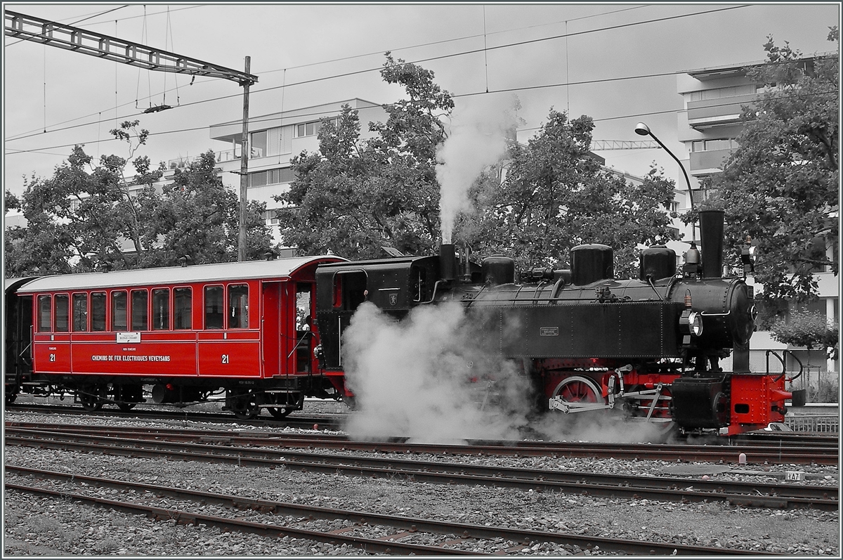 Und hier ist er in seiner ganzen Schöneheit zu sehen, der CEV  Schlierenwagen  der B-C, gezogen von der schönen G 2 2X2 105 in Vevey.
27. Juli 2014
