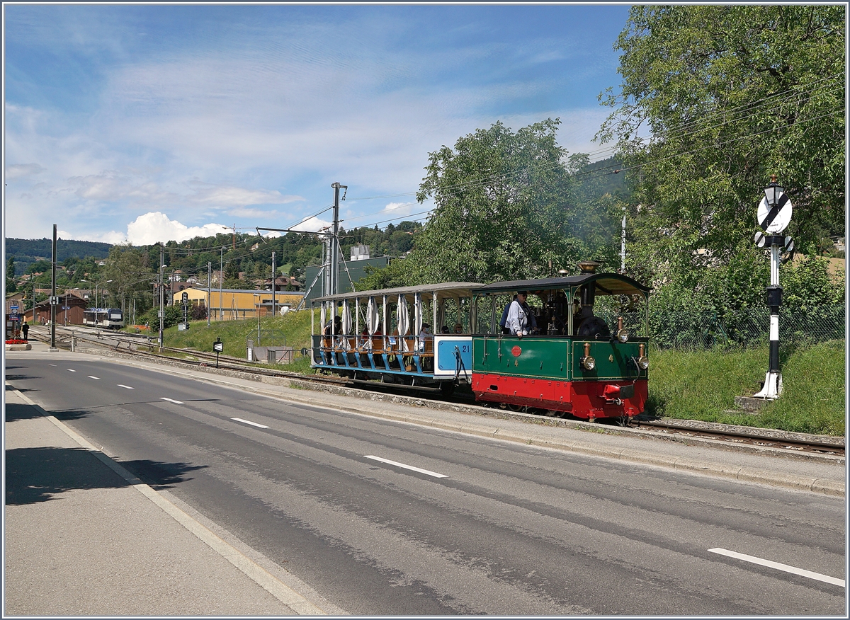 Und los geht die Fahret mit der G 2/2 N°4  Rimini  und dem LCD Sommerwagen C2 21  Giardiniera . Der kleine Zug verlässt Blonay in Richtung Chamby. 

26. Juli 2020