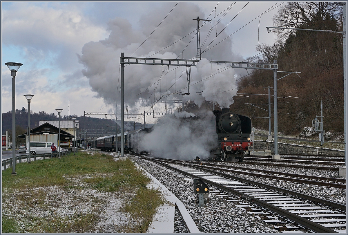 Und los geht die Fahrt! Sanft und fast lautlos setzt die grandiose Schönheit in Bewegung.
Und auch ich machte mich auf, um die herrliche SNCF 241-A-65 bei der Ankunft in Konstanz begrüssen zu können; doch ich nahm eine  Abkürzung , via Waldshut und Singen. 
Koblenz, den 9. Dez. 2017