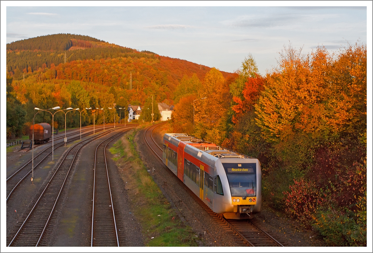 Und nun als Nachschu�, mit dem Licht der untergehender Sonne....
Ein Stadler GTW 2/6 der Hellertalbahn f�hrt am 22.10.2013 vom Bahnhof Herdorf weiter in Richtung Neunkirchen.