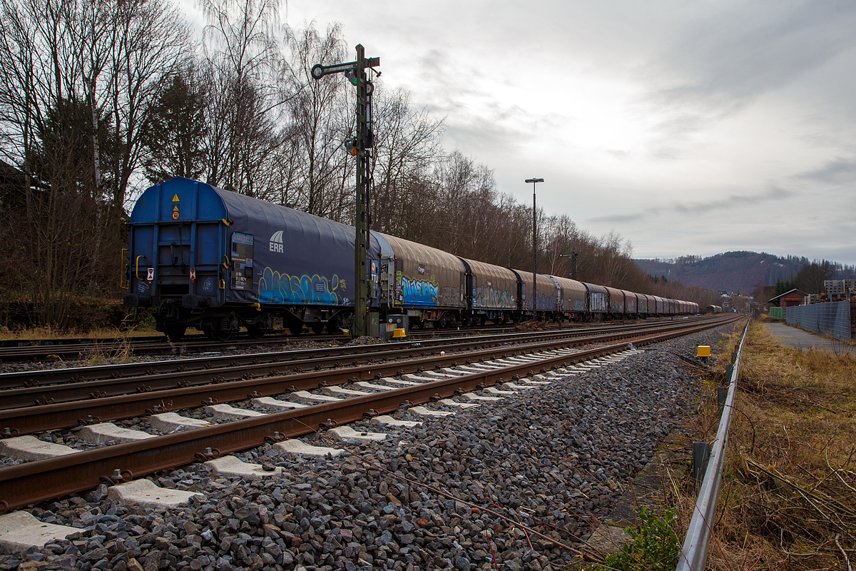 Und Tschüs, sie war das letzte Mal in Herdorf....
Die an die KSW (Kreisbahn Siegen-Wittgenstein) vermietete Voith Maxima 30 CC – VTLT 263 005-5 (92 80 1263 005-1 D-VTLT) der Voith Turbo Lokomotivtechnik GmbH & Co. KG, fährt am 10.12.2021 mit einem sehr langen Übergabegüterzug (leer Wagen) von Herdorf via Betzdorf und Siegen nach Kreuztal.