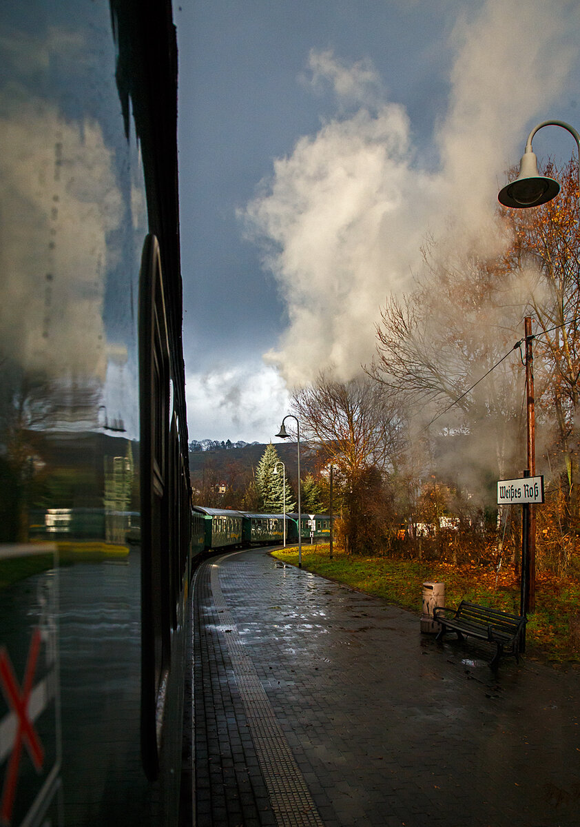 Unterwegs mit dem „L��nitzdackel“  bzw. mit der L��nitzgrundbahn, hier h�lt am 07.12.2022 unser Zug, gezogen von der s�chsischen VII K (Altbau) 99 1761-6,  bei km 1,6 an dem Haltepunkt Wei�es Ro�. 

Die Schmalspurbahn Radebeul Ost - Moritzburg - Radeburg ist eine s�chsische Schmalspurbahn in der Spurweite von 750 mm au�erhalb der s�chsischen Landeshauptstadt Dresden. F�r die Strecke wird heute auch die 1998 vergebene Marketingbezeichnung L��nitzgrundbahn verwendet. Umgangssprachlich wird sie dagegen meist als L��nitzdackel (kurz auch Dackel) oder fr�her Grundwurm bezeichnet.
