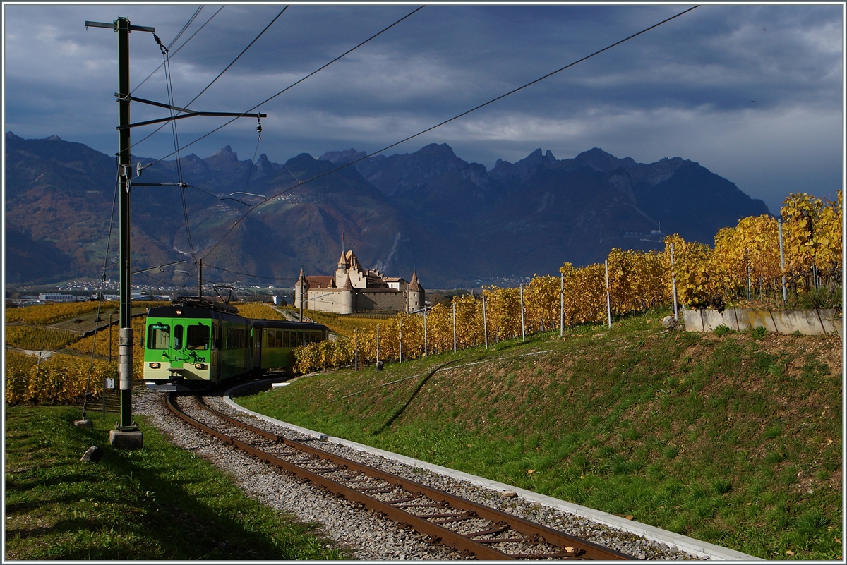 Unübersehbar ist ein Wetterwechsel im Anzug, als der ASD Regionalzug 428 von Aigle nach Les Diablerets oberhalb von Aigle auftaucht.
3. Nov. 2014 