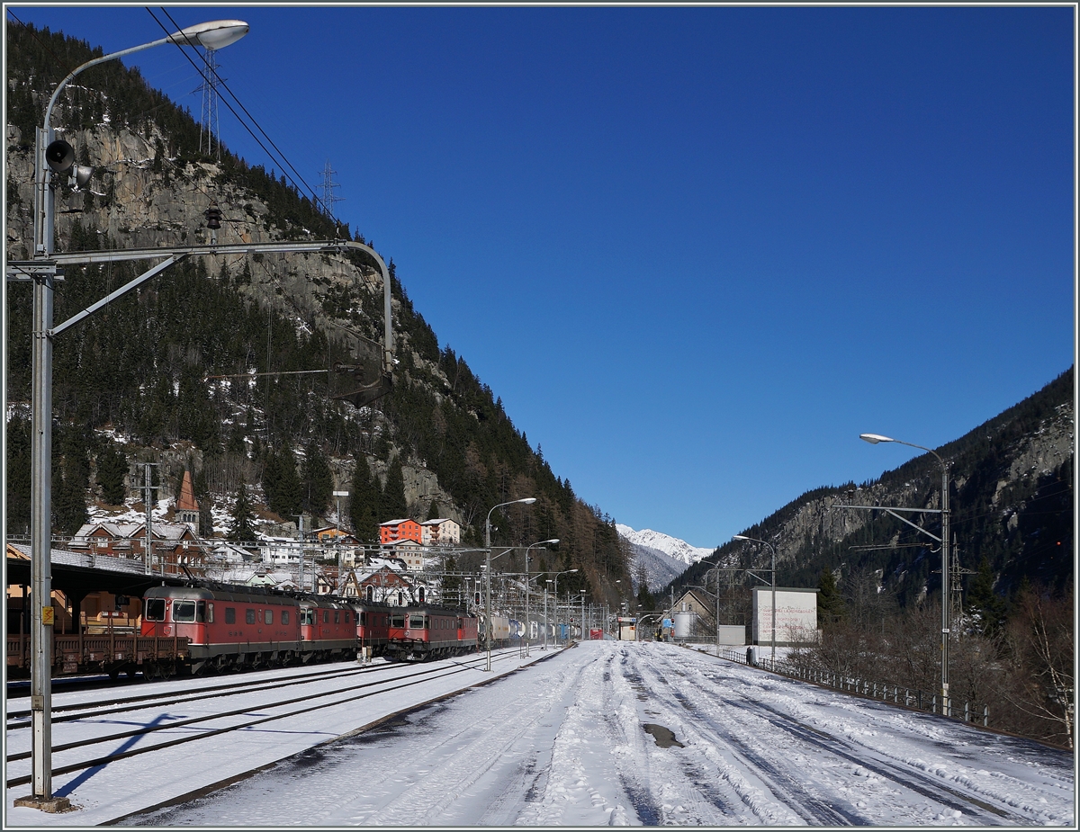 Unvermutet wurde nicht nur der nach Norden fahrende Güterzug in Göschenen für eine Überholung auf ein Nebengleis geleitet, sondern auch ein nach Süden strebender. 
11. Feb. 2016