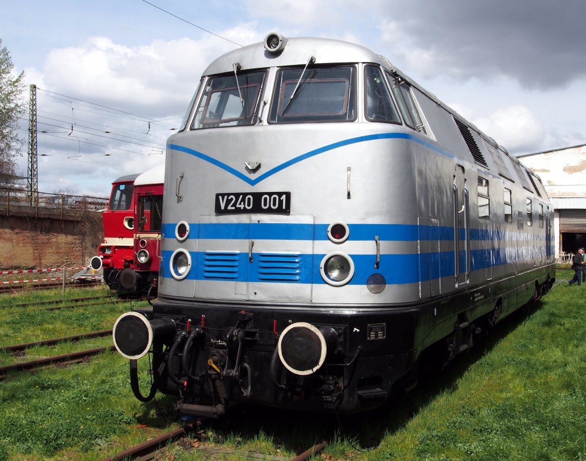 V 240 001, der Prototyp mit 2x883kW (1200 PS), ehemals als 118 202 im Einsatz ist ausgestellt beim 7. Dampfloktreffen im Bw Dresden Altstadt am 17.04.2015.