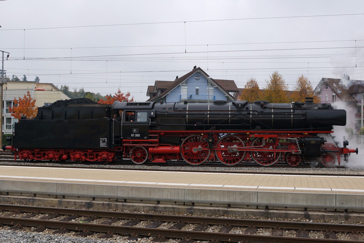 Verein Pacific 01 202: Tag der offenen Remisentore mit 01 202 und DBB Ec 3/5 5810 in Lyss am 10. Oktober 2015.
Foto: Walter Ruetsch
