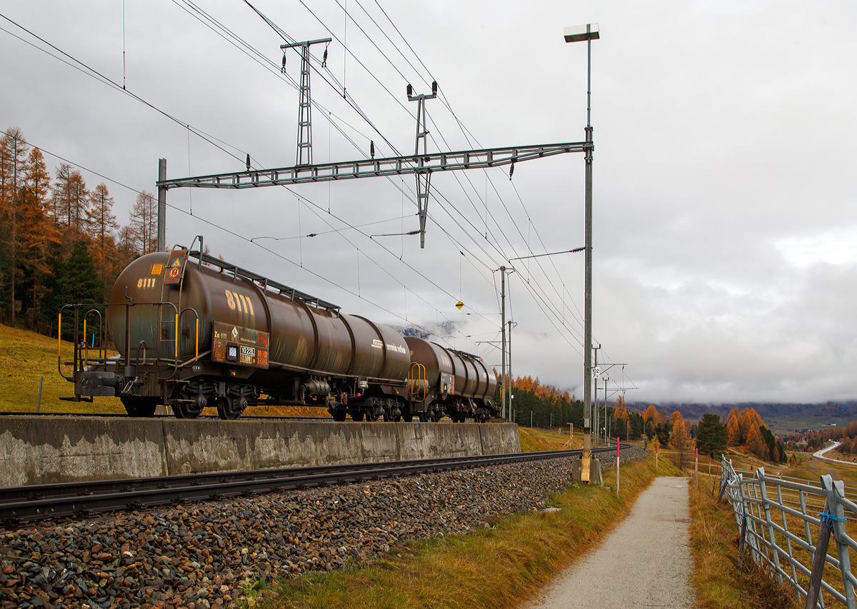 Vierachsige Schmalspur Drehgestell-Kesselwagen RhB Za 8111 und RhB Za 8109 f�r Heiz�l/Diesel, abgestellt am 02.11.2019 in Pontresina.

Die Mineral�lkesselwagen des Typs �Za� der Serie 8105 – 8113 d�rfen bis maximal 95% des Fassungsverm�gens gef�llt werden. Dies entspricht bei einem Kesselwagen mit einem Ladevolumen von 42.000 Liter einer maximalen F�llung von 38.000 Liter bzw. 32 Tonnen.
S�mtliche Kesselwagen haben von beiden Seiten ein Gef�lle gegen die Wagenmitte, um eine vollst�ndige Leerung zu gew�hrleisten.

TECHNISCHE DATEN:
Inbetriebnahme Jahr:  2002 bis 2003
Spurweite: 1.000 mm
L�nge �ber Puffer: 13.880 mm
Drehzapfenabstand: 8.800 mm 
Achsabstand im Drehgestell: 1.400 mm
Eigengewicht: 14 t
Ladegewicht: 32 t
Kesselinhalt (Ladevolumen): 42.000 Liter
