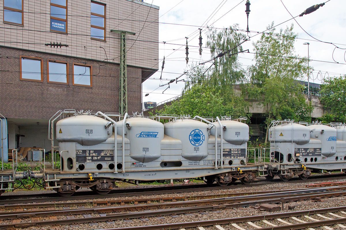 Vierachsiger 47 m³ Uacs Tankwaggon (rumänischer Bauart) für Schüttgut, mit vier Tanks, mit einseitiger unterer Entleerung, mit innerem Auflockerungsring und mit Lufteinspeisung für jeden Behälter, der Firma PULTRANS Vasúti Szállítmányozási Kft., Budapest, hier im Zugverband am 16.06.2015 in Hamburg-Harburg. Betriebsnummer 33 RIV 55 H-PULT 9305 226-6.

Die Pultrans Bahntransport GmbH Budapest. wurde am 1. Juni 1990 gegründet, um der Nachfrage im Bereich Bahntransporte der Bauindustrie nachzukommen. Die Gesellschaft betreibt gegenwärtig 433, mit Pressluft zu entleerende Bahnbehälterwaggons verschiedener Typen, in denen wir die breite Palette von Pulvern (Zement, Kalksteinmehl, Tonerde, Flugasche, Kalkpulver, Kalkhydrat, Soda, Feldspat, Zeolith, Steinsalz usw.) transportieren.

Technische Daten:
Spurweite: 1.435 mm
Anzahl der Achsen: 4 in zwei Drehgestellen
Länge über Puffer: 14.040 mm
Drehzapfenabstand: 9.000 mm
Drehgestellradsatzstand: 1.800 mm
Maximale Breite: 2.980 mm
Maximale Höhe:  4.247 mm
Eigengewicht : 26.500 kg
Maximales Ladegewicht : 53,5Tonnen
Laderaum: 2 x 9,2 m³ + 2 x 14,3 m³ = 47 m³
Höchstgeschwindigkeit: 100 km/h (beladen) / 120 km/h (leer)
Achslast: 20,4 t
Kleinster befahrbarer Radius: 75 m
