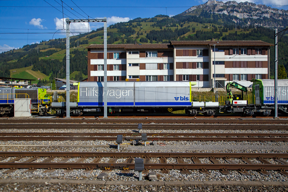 Vierachsiger BLS Hilfswagen (für den Lötschberg-Basistunnel) Xas 99 85 9377 506 - 2 CH-BLSN der BLS Netz AG am 08.09.2021 beim Bahnhof Frutigen (aufgenommen aus einem Zug heraus).

TECHNISCHE DATEN (laut Anschriften):
Spurweite: 1.435 mm (Normalspur)
Länge über Puffer: 19.640 mm
Drehzapfenabstand: 14.200 mm
Achsstand im Drehgestell: 1.800 m
Eigengewicht: 27,4 t
Höchstgeschwindigkeit geschleppt: 100 km/h
Max. Ladegewicht: 52,6 t (ab Streckenklasse C)
