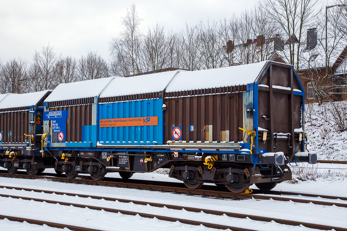 Vierachsiger Drehgestell-Flachwagen mit Teleskophauben für Coiltransporte der Gattung Shimmns², 34 80 3777 035-2 D-VTGD, ein an die KSW- Kreisbahn Siegen-Wittgenstein vermieteter Wagen der VTG AG, abgestellt am 17.01.2016 auf dem Betriebsbereich Freien Grunder Eisenbahn der KSW in Herdorf. 

Die Ausstattung mit fünf Lademulden sowie Teleskophauben optimieren die Beförderung witterungsempfindlicher Blechrollen (Coils). Die Hauben können jeweils soweit zusammen geschoben werden, dass zum Be- und Entladen die Ladefläche zu zwei Drittel freigelegt ist.

Der Wagen besitzt feste Stirnwände, 5 fest im Untergestell eingebaute Lademulden und drei teleskopartig angeordnete Hauben. Das Untergestell und die festen Stirnwände, die als Abkantrahmenkonstruktion mit Blechbekleidung und hutförmigen Verstärkungsprofilen ausgeführt sind, sowie die fest auf den Außenlangträgern angeordneten drei Laufschienen je Wagenseite bilden den als Schweißkonstruktion ausgeführten Wagenkasten. Das Untergestell mit seinen beiden kräftigen Außenlangträgern besteht aus Walz- und Abkantprofilen. Die Untergestellenden bestehen aus den Hauptquerträgern, den AK-Trägern und den Kopfstücken.
Die sattelförmig angeordneten, jeweils mit den Außenlangträgern verschweißten Querträger bilden zusammen mit 6 mm dicken Muldenblechen die Lademulden. Die teleskopartig ineinander verschiebbaren Stahlhauben bestehen aus einer Hohlprofil-Rah-menkonstruktion und einer mit Sicken versehenen Beblechung. Die Abdichtung der Hauben untereinander und zu den Stirnwänden hin erfolgt über labyrinthartig ausgeführten Umrandungsprofilen. Die Endhauben verriegeln in geschlossener Stellung automatisch. Das Entriegeln der Hauben ist sowohl vom Erdboden wie auch von der Rampe möglich. Die beidseitig an jeder Stirnwand angeordneten Verriegelungseinrichtungen sind durch Wellen miteinander verbunden. Hierdurch ist das Entriegeln von nur einer Wagenseite aus möglich. Jede Haube läuft auf 4 jeweils und mit Abhebesicherungen versehenen Laufwagen mit nadelgelagerten Doppelrollen.

Die Wagen der Bauart Shimmns mit 10 verstellbaren Festlegearmen ausgerüstet, die in fest auf den Muldenkappen angeordneten kammartig ausgeführten Halterungen gelagert sind. Die Festlegearme und ihre Anordnung ergeben einen wirksamen Schutz gegen unzulässiges seitliches Verschieben der Coils.Um unzulässige Radlastabweichungen auszuschließen, ist eine möglichst mittige Verladung der Coils erforderlich. Ein durch alle Mulden in Wagenmitte verlaufender weißer Farbstreifen dient hierzu als Orientierungshilfe. Im Wageninneren sind auf Piktogrammen Beladehinweise und -schemen angebracht.


TECHNISCHE DATEN:
Spurweite: 1.435 mm
Länge über Puffer: 12.040 mm
Ladelänge: 10.800 mm
Drehzapfenabstand: 7.000 mm
Achsabstand im Drehgestell: 1.800 mm
Laufraddurchmesser: 920 mm (neu)
Ladebreite in den Mulden: 2.400 mm
Laderaum: für 5 Coils
Höchstgeschwindigkeit: 100 km/h (beladen) / 120 km (leer)
Maximales Ladegewicht: 67,5 (ab Streckenklasse D4)
Eigengewicht: 22.450 kg
Bremse: KE-GP
Kleinster bef. Gleisbogenradius: 35 m
Intern. Verwendungsfähigkeit: RIV