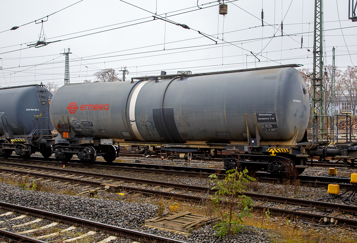 Vierachsiger Drehgestell-Kesselwagen 33 87 7841 541-8 der Gattung Zacns, der Vermietungsfirma ERMEWA SAS (in Frankreich registriert, jedoch in Maschen Rbf beheimatet) bei einer Zugdurchfahrt am 12.11.2021 im Bahnhof Gießen im Zugverband.

Die Gefahrgutkennzeichnung 30/1202 zeigt an es handelt sich um Dieselkraftstoff beziehungsweise leichtes Heizöl.

TECHNISCHE DATEN (gem. Anschriften) :
Spurweite: 1.435 mm
Achsanzahl: 4 (in 2 Drehgestelle)
Länge über Puffer: 15.200 mm
Drehzapfenabstand: 9.960 mm
Achsabstand im Drehgestell: 1.800 mm
Eigengewicht: ca. 20.780 kg
Tankinhalt: 88.000 l 
Max. Ladegewicht: 69,2 t (Streckenklasse D)
Höchstgeschwindigkeit: 100 km/h (beladen) / 120 km/h (leer)
Bremse: Frein KE-GP 
Intern. Verwendungsfähigkeit:  TEN
Prüfdruck: 4,0 bar
Max. Betriebsdruck: 3,0 bar
Tankcode: L 4 BH
L= Tank für Stoffe in flüssigem Zustand (flüssige Stoffe oder feste Stoffe, die in geschmolzenem Zustand zur Beförderung aufgegeben werden)
4= zutreffender Mindestprüfdruck in bar
B = Tank mit Bodenöffnungen mit 3 Verschlüssen für das Befüllen oder Entleeren 
H = luftdicht verschlossener Tank
