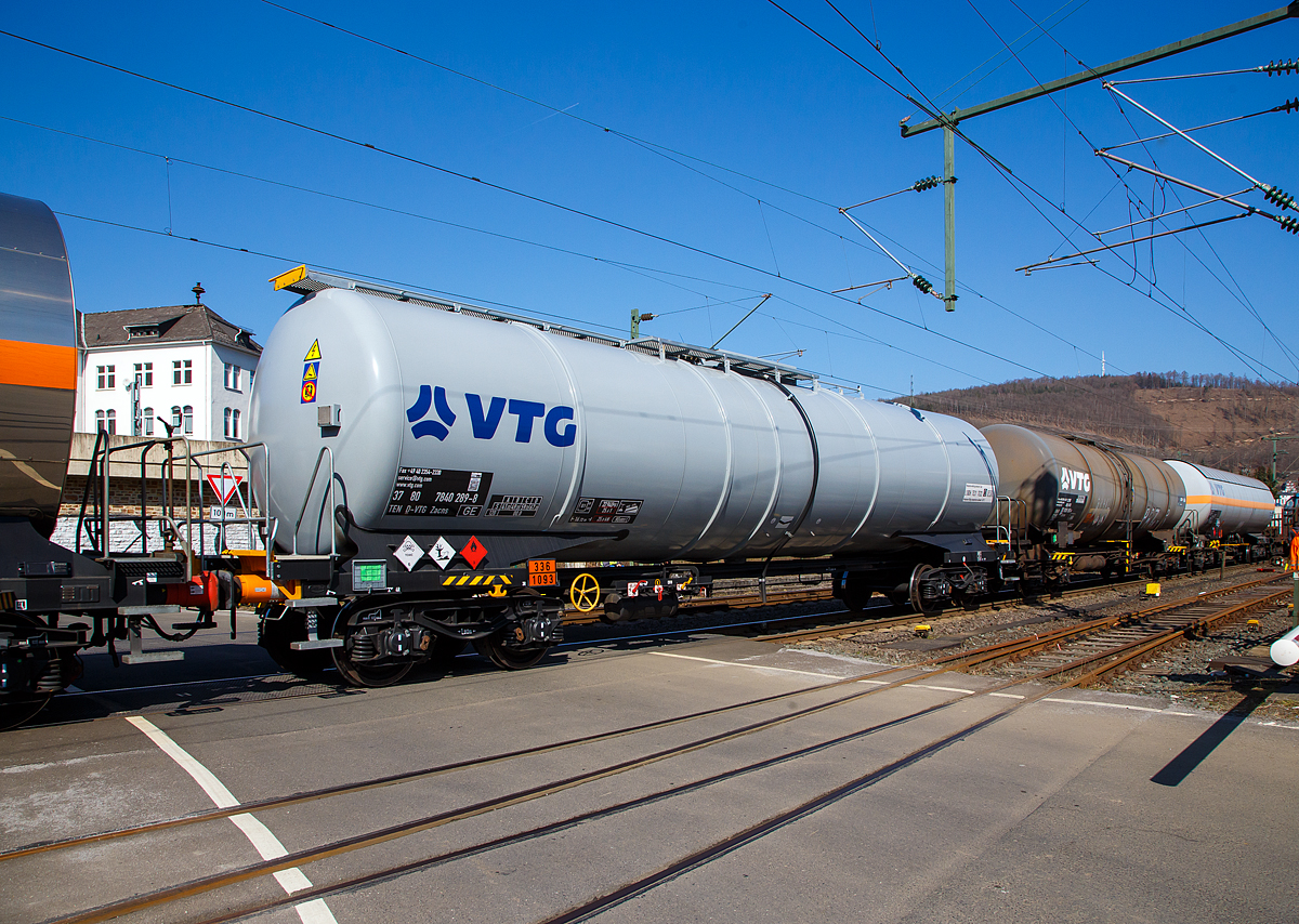 Vierachsiger Drehgestell-Kesselwagen 37 80 7840 289-9 D-VTG, der Gattung Zacns, der VTG AG /Hamburg), VTG-Wagen-Typ C25.091D, im Zugverbund am 24.03.2021 bei der Zugdurchfahrt in Niederschelden (Sieg), hier passiert er gerade den Bü 343 (Km 112,183 der Siegstrecke KBS 460).
 
Die Gefahrgutkennzeichnung 336/1093 zeigt an es handelt sich um Acrylnitril, dieser wird in einer katalytisch gesteuerten Umsetzung von Propen mit Ammoniak und reinem Sauerstoff hergestellt. Es dient als Ausgangsstoff für die Herstellung von Acrylsäure und Acrylamid. Außerdem ist Acrylnitril eine Komponente für Klebstoffe, Emulgatoren und Lösungsmitteln. 

TECHNISCHE DATEN (gem. Anschriften) :
Spurweite: 1.435 mm
Achsanzahl: 4 (in 2 Drehgestelle)
Länge über Puffer: 16.720 mm
Drehzapfenabstand: 11.660 mm
Achsabstand im Drehgestell: 1.800 mm
Laufraddurchmesser:  920  mm (neu) 
Eigengewicht: ca. 22.940 kg
Tankinhalt: 90.680 l 
Max. Ladegewicht: 67,0 t (Streckenklasse D)
Höchstgeschwindigkeit: 100 km/h (beladen) / 120 km/h (leer)
Bremse: KE-GP
Bremssohle: Cosid 810
Tankcode: L10DH und Sondervorschriften TE 21 und TE 22
L= Tank für Stoffe in flüssigem Zustand (flüssige Stoffe oder feste Stoffe, die in geschmolzenem Zustand zur Beförderung aufgegeben werden)
10= zutreffender Mindestprüfdruck in bar
D= Tank mit obenliegenden Öffnungen ohne Öffnungen unterhalb des Flüssigkeitsspiegels
H = luftdicht verschlossener Tank
Max. Betriebsdruck: 3,0 bar
Verwendungsfähigkeit: TEN – GE
