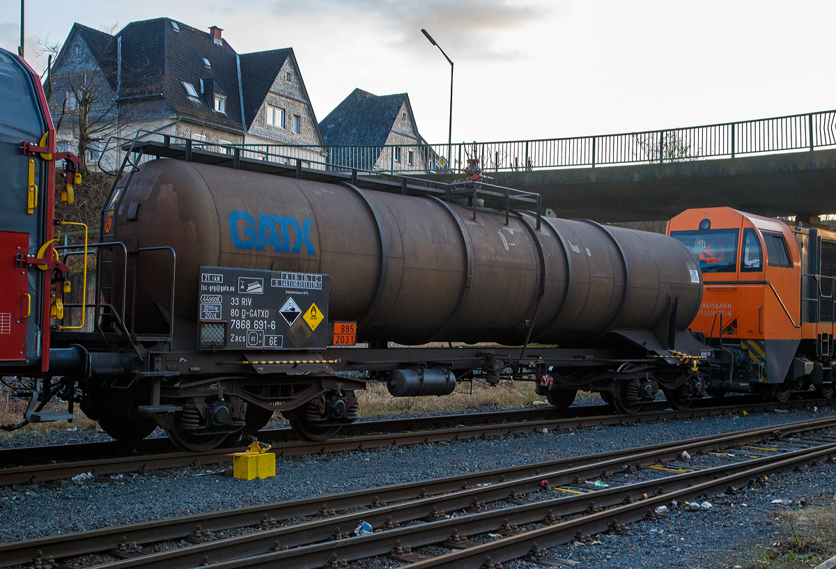 Vierachsiger-Drehgestell Kesselwagen f�r Salpeters�ure (>98%), der Gattung Zacs, registriert als 33 80 7868 691-6 D-GATXD der GATX Rail Germany GmbH am 28.01.2022 in Herdorf, im Zugverband eines �bergabezuges der KSW.

Die Gefahrguttafel (885/2031) zeigt es auch noch an: (oben) Gefahrgutnummer 885 = stark �tzender Stoff / (unten) UN-Nummer 2031 = Salpeters�ure, andere als rotrauchend, mit mehr als 70 % S�urebrandf�rdernd. Hier sogar (laut Anschrift) gr��er 97 %. Die reine S�ure ist farblos und hat einen scharf stechenden Geruch. Sie wird unteranderem zur Herstellung von Sprengstoffen verwendet, was hier der Fall ist.

Der Wagen ist wohl ein ehemaliger DR Wagen, ich konnte ein Fabrikschild der Deutsche Reichsbahn von 1979 erkennen.

TECHNISCHE DATEN:
Gattung: Zacs
Spurweite: 1.435 mm
L�nge �ber Puffer : 14.240 mm
Drehzapfenabstand: 9.200 mm
Achsabstand im Drehgestell: 1.800 mm
H�chstgeschwindigkeit: 100 km/h (120 km/h leer)
Eigengewicht: 20.900 kg
Nutzlast: 59,1t ab Streckenklasse C
Gesamtvolumen: 44.900 Liter
Pr�fdruck: 4 bar
Zul�ssiger Betriebs�berdruck: 3 bar
Tankcode: L10DH
Beh�lterwerkstoff : Edelstahl
Bremse: KG-GP
Intern. Verwendungsf�higkeit: RIV
